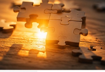 Puzzle darabok aranyfényben — összeálló kép